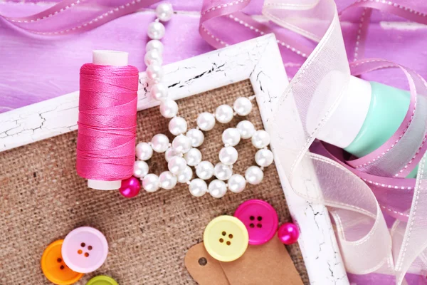 Υλικά χειροτεχνίας scrapbooking και ξύλινο πλαίσιο με λινάτσα μέσα σε ξύλινα φόντο χρώμα — Φωτογραφία Αρχείου