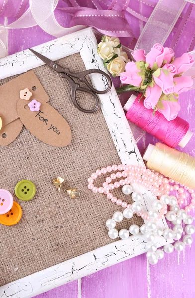 Scrapbooking ambachtelijke materialen en houten frame met rouwgewaad binnen op een houten achtergrond kleur — Stockfoto