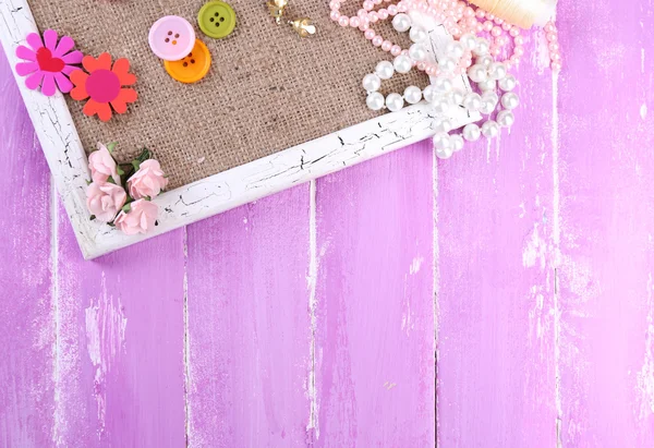 Scrapbooking ambachtelijke materialen en houten frame met rouwgewaad binnen op een houten achtergrond kleur — Stockfoto