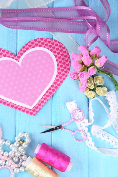 Scrapbooking craft malzemeleri renk ahşap zemin üzerinde — Stok fotoğraf