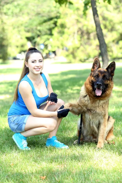 Mooi meisje met hond in park — Stockfoto