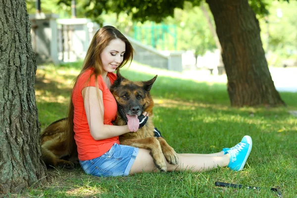 Bella ragazza con cane nel parco — Foto Stock