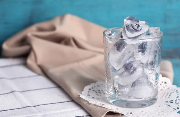 Cubos de hielo con frambuesa y arándano en vasos, sobre fondo de madera de color —  Fotos de Stock