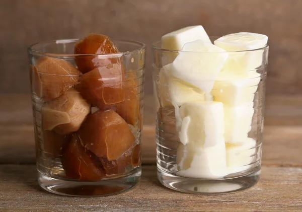 Холодний кава і молочного кольору кубів у скла на фоні дерев'яні — 스톡 사진