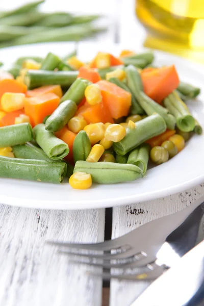 Ensalada de verduras deliciosas en placa en primer plano de la mesa — 图库照片