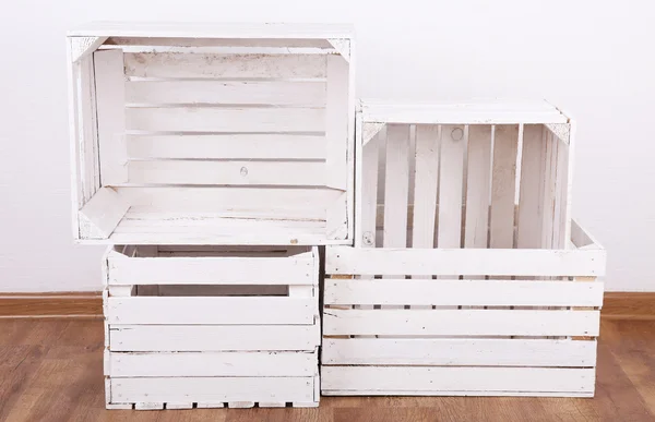 Caixas de madeira vazias no quarto — Fotografia de Stock