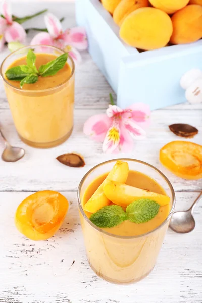 Postre de albaricoque en vasos en primer plano de mesa — Foto de Stock