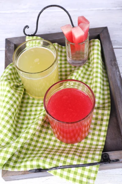 Cóctel de sandía y batido de melón en mesa de madera — Foto de Stock