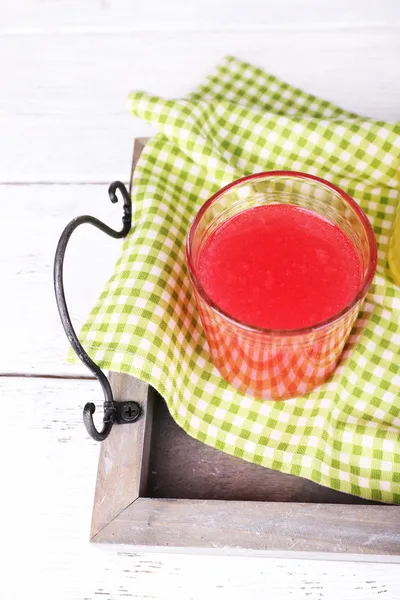 Cocktail all'anguria in vetro isolato su bianco — Foto Stock