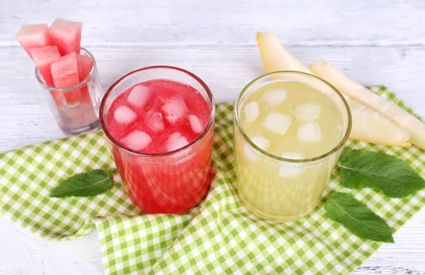 Watermeloen cocktail en meloen smoothie op houten tafel — Stockfoto