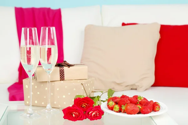 Natura morta romantica con champagne, fragole e rose in camera — Foto Stock