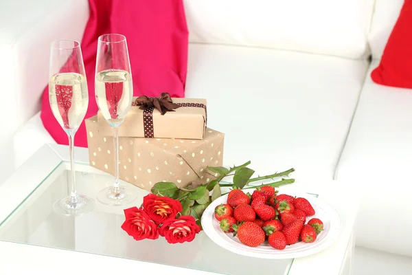 Romântico ainda vida com champanhe, morango e rosas no quarto — Fotografia de Stock