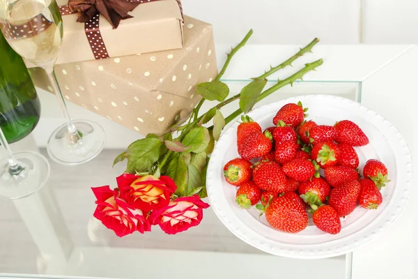 Romantiska Stilleben med champagne, jordgubbe och rosor i rum — Stockfoto