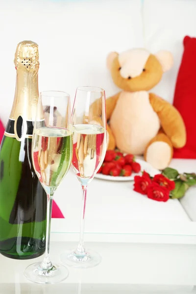 Romantische Stilleven met champagne, aardbei en rozen in de kamer — Stockfoto