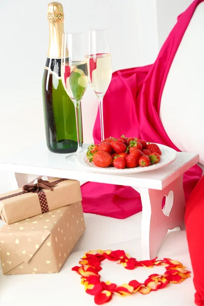 Nature morte romantique avec champagne, fraise et roses sur canapé — Photo