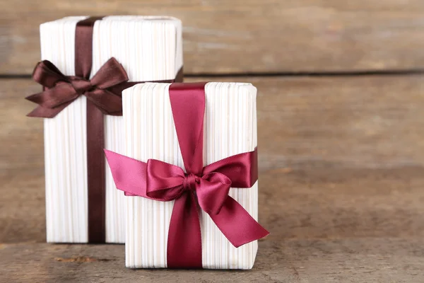 Cajas de regalo con cinta de colores sobre fondo de madera —  Fotos de Stock