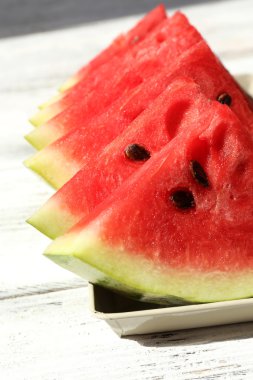 taze dilim karpuz üzerinde ahşap masa, yakın çekim