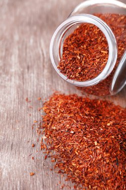 Rooibos çay cam ahşap masa üzerinde kurutulmuş