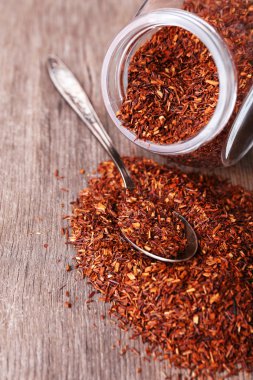 Rooibos çay cam ahşap masa üzerinde kurutulmuş