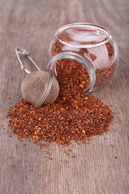 Rooibos çay cam ahşap masa üzerinde kurutulmuş