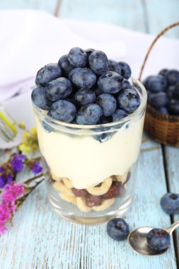 ahşap masa üzerinde taze yaban mersini ile doğal yoğurt