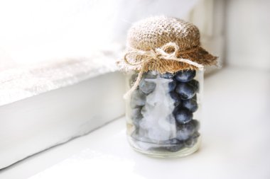 pencere iç pervaz üzerinde taze yaban mersini