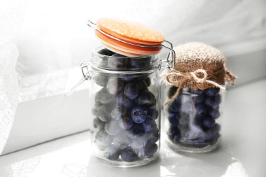 pencere iç pervaz üzerinde taze yaban mersini