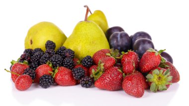 Olgunlaşmış meyve ve çilek beyaz izole