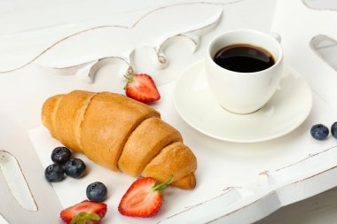 nefis bir kahvaltı kahve, taze kruvasan ve çilek ile