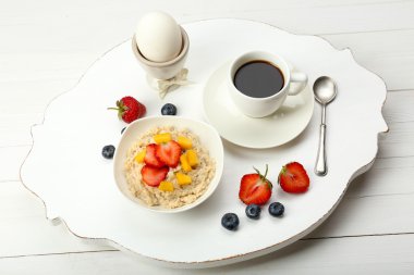 nefis bir kahvaltı kahve, yumurta ve yulaf ezmesi