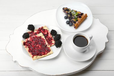 nefis bir kahvaltı kahve ve kurabiye