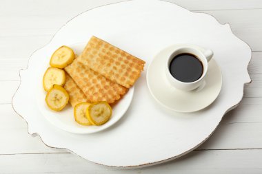 nefis bir kahvaltı kahve, kurabiye ve meyve ile