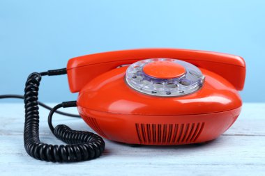 renkli arka plan üzerinde kırmızı Retro telefon yakın çekim