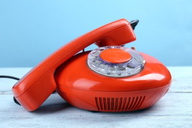 renkli arka plan üzerinde kırmızı Retro telefon yakın çekim