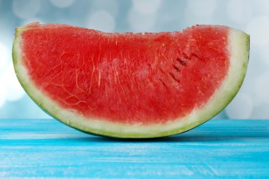 taze dilim karpuz mavi zemin üzerine