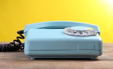 renkli arka plan üzerinde ahşap masa Retro turkuaz telefon