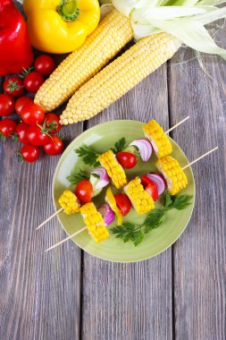 ahşap alır tablo yakın çekim plaka üzerinde sebze dilimlenmiş