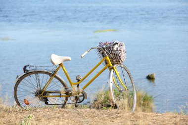 Bisiklet yakın göl günbatımı sırasında