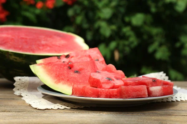 Fette fresche di anguria in tavola, all'aperto — Foto Stock