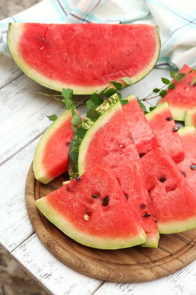 Verse plakjes van watermeloen op tafel, buitenshuis — Stockfoto