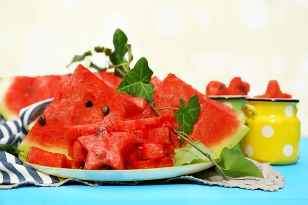 Verse plakjes van watermeloen op tafel, op lichte achtergrond — Stockfoto