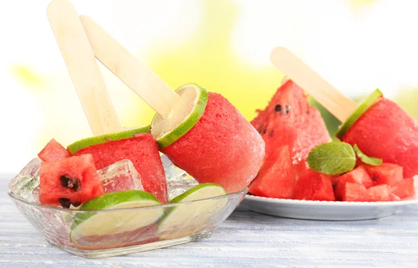 Helado de sandía en la mesa sobre fondo brillante — Foto de Stock