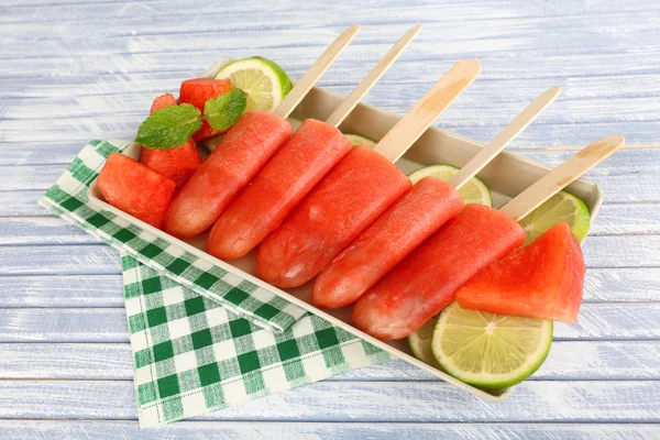 Watermeloen consumptie-ijs op houten tafel, close-up — Stockfoto