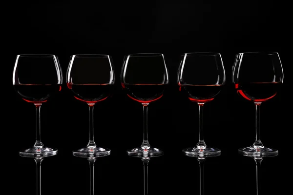 黒に分離されたワインのグラス — ストック写真