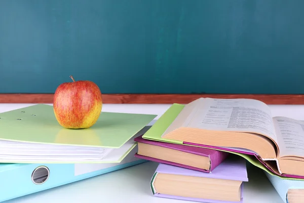 Masada tahta zemin üzerine okul malzemeleri — Stok fotoğraf