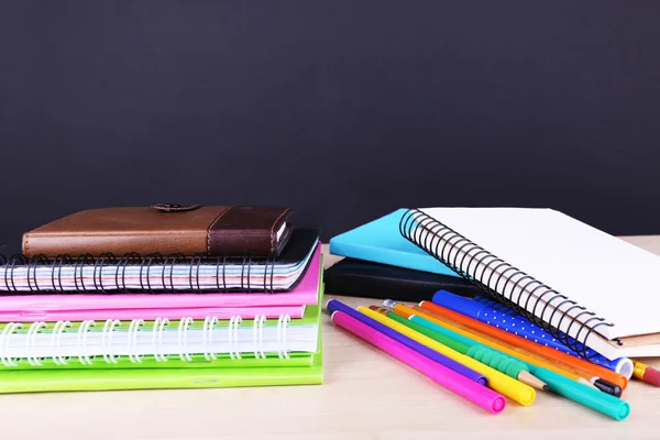 Schoolbenodigdheden op tafel op donkere achtergrond — Stockfoto