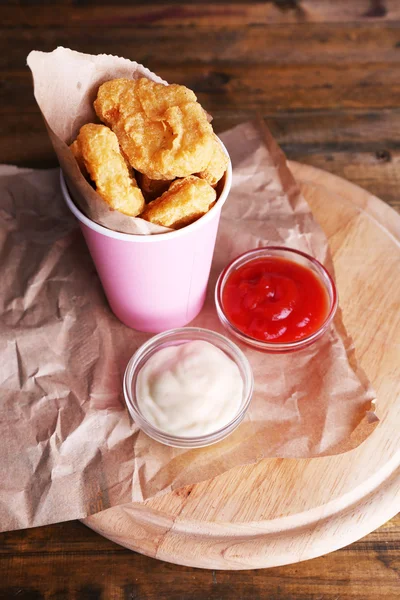 Chicken Nuggets mit Soßen auf dem Tisch in Großaufnahme — Stockfoto