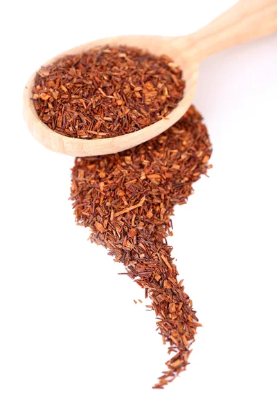 Tè rooibos essiccato in cucchiaio di legno, isolato su bianco — Foto Stock