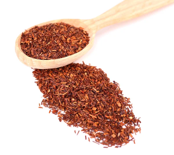 Getrockneter Rooibos-Tee in Holzlöffel, isoliert auf weiß — Stockfoto