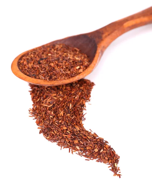 Getrockneter Rooibos-Tee in Holzlöffel, isoliert auf weiß — Stockfoto